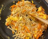 Hình bước làm 7 của món Cà rốt và enoki Xào Shirodashi (Carrot and enoki Stir-fry with Shirodashi)