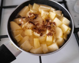 Foto del paso 2 de la receta: Bizcocho de manzana en sartén