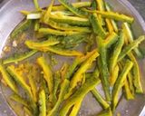 A picture of step 1 of Karare karele.