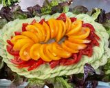 Une image de l'étape 10 de Salade composée au concombre, tomates, feuille de chêne et oignon rouge.