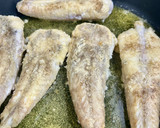 Foto del paso 2 de la receta: Colitas de rape en salsa verde con almejas y gambas