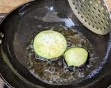 A picture of step 7 of Fried brinjals and potatoes.