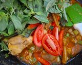 Foto langkah ke 5 dari resep Oseng Ayam Bumbu Pepes.