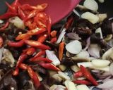 Foto langkah ke 2 dari resep Tumis Kangkung Duo Jamur.