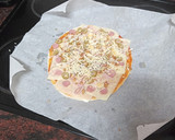 Foto del paso 3 de la receta: Pizza de jamón cocido, salchicha y aceitunas