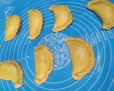 Foto langkah ke 4 dari resep Pastel Isi Kentang Wortel.