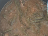 Carne de puerco con nopales en salsa de chile mora