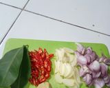 Foto langkah ke 2 dari resep Tumis udang, kacang panjang campur tempe.