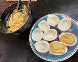Foto del paso 3 de la receta: Huevos Rellenos de aguacate y atún