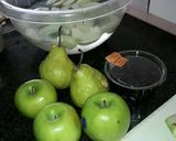 Foto del paso 1 de la receta: Postre de manzanas verdes pera y ciruelas