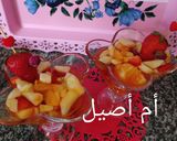 صورة لخطوة 2 من وصفة سلطة الفواكه بمركز الليمون و ماء الورد