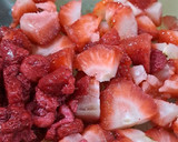 Foto del paso 3 de la receta: Muffin de harina integral con frutilla y coco