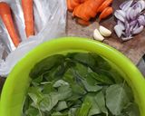 Foto langkah ke 1 dari resep Sayur bening bayam wortel.