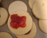 Foto del paso 6 de la receta: Espejitos (con mermelada de frutilla)