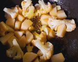 A picture of step 3 of Phulkopir Aloo Dalna.