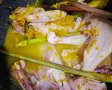 Foto langkah ke 2 dari resep Ayam Ungkep bumbu kuning.