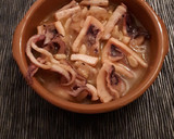 Foto del paso 6 de la receta: Tapa de calamares con cebolla, piñones y vino blanco