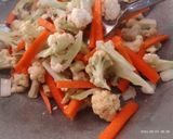 Foto langkah ke 4 dari resep Tumis kembang kol, wortel dan jagung manis.