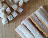 Hình bước làm 1 của món Croutons (bánh mì giòn ăn với salad hoặc súp)
