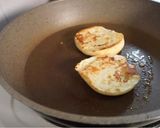 A picture of step 4 of Egg benedict.