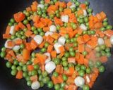 Foto del paso 5 de la receta: Quinua con verduras y huevo poché (escalfado)🇵🇪