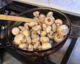 Une image de l'étape 4 de Champignons de paris à la crème d'ail et persil.