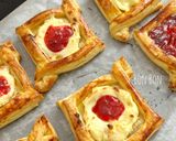 Hình bước làm 4 của món Bánh Ngàn Lớp Mứt Dâu Phô Mai (Strawberry Jam & Cream Cheese Danishes)