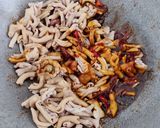 Foto langkah ke 2 dari resep Tumis Jamur Usus Masak Kecap.