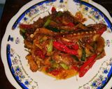 Foto langkah ke 5 dari resep Tumis ikan asin pedas.