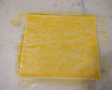 Foto del paso 2 de la receta: Lubina en cofre de hojaldre con salteado de habas tiernas