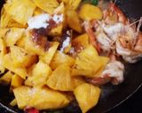 รูปขั้นตอนการทำที่ 3 ของ กุ้งผัดสับปะรด