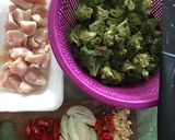 Foto langkah ke 1 dari resep Tumis brokoli & ayam.
