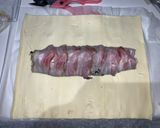 Foto del paso 5 de la receta: Solomillo de cerdo con hojaldre, pimientos del padrón y cebolla caramelizada al vino tinto