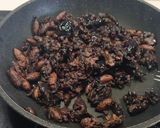 Foto del paso 4 de la receta: Garbanzos de bote al Pil pil con Caballa, Piquillos y arena de Olivas negras