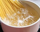 Gambar langkah 1 resipi Creamy Cheese Spaghetti.