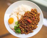 A picture of step 5 of Japanese-style dry keema curry.