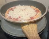 Foto langkah ke 6 dari resep Pizza teflon sederhana.