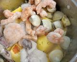 Foto del paso 3 de la receta: Patatas marineras con carabineros y setas shiitake