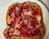 Foto langkah ke 2 dari resep Cheese Strawberry Toast.
