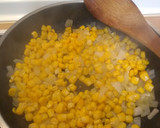 Foto del paso 2 de la receta: Maíz con cebolla