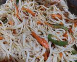 A picture of step 4 of Chicken chilli Chinese rice.