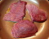 Foto del paso 1 de la receta: Filetes de atún con cebolla caramelizada y semillas de linaza