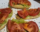 Foto del paso 3 de la receta: Barritas tostadas o sin tostar con aguacate, tomate y longaniza