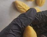 صورة لخطوة 2 من وصفة فيديو نقش المعمول بالسميد شكل الورقة 🌙🌿