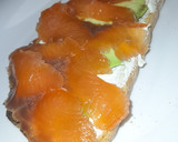 Foto del paso 8 de la receta: Tostadas de salmón ahumado con aguacate y queso Philadelphia