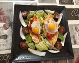 Foto del paso 3 de la receta: Milanesa de pollo con cama de ensalada pimientos asados y huevos de codorniz