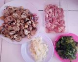 Foto langkah ke 1 dari resep Tumis ayam jamur merang.