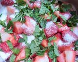 Une image de l'étape 8 de Panna Cotta Vanille et son coulis 🍓fraise-menthe.
