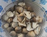 Hình bước làm 2 của món Canh mướp, nấm rơm chay