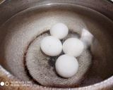 A picture of step 1 of Egg Hakka Noodles.